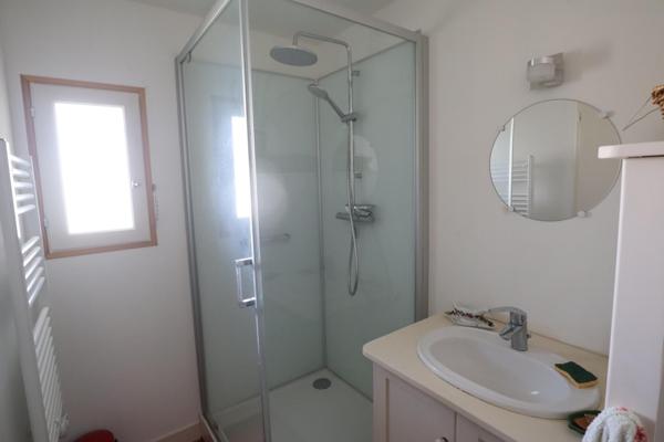 Entièrement rénové : local commercial + logement au dessus