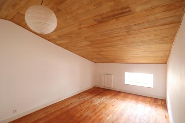 Entièrement rénové : local commercial + logement au dessus