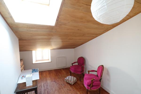 Entièrement rénové : local commercial + logement au dessus