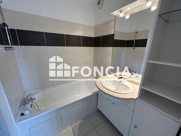 Location Appartement 3 pièces 53.33 m² - 21 AVENUE DES NATIONS Onet Le Chateau 12850