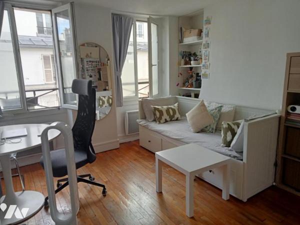 Studio en étage, loué