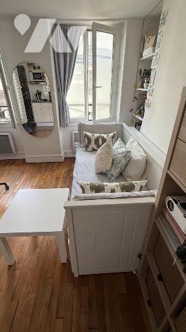 Studio en étage, loué