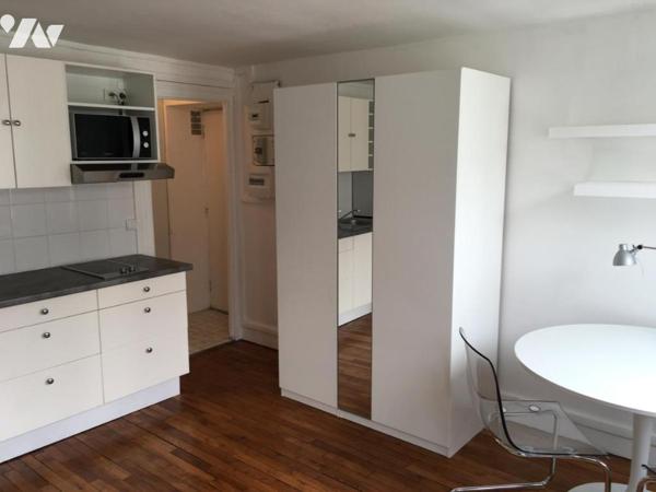 Studio en étage, loué