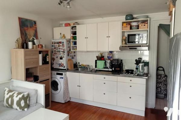 Studio en étage, loué