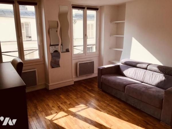 Studio en étage, loué