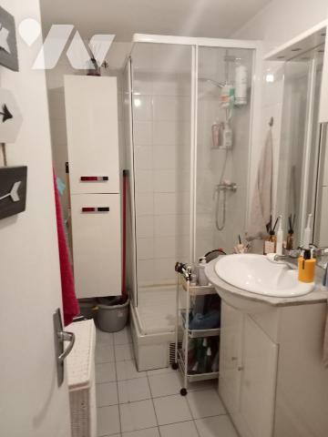 Studio en étage, loué