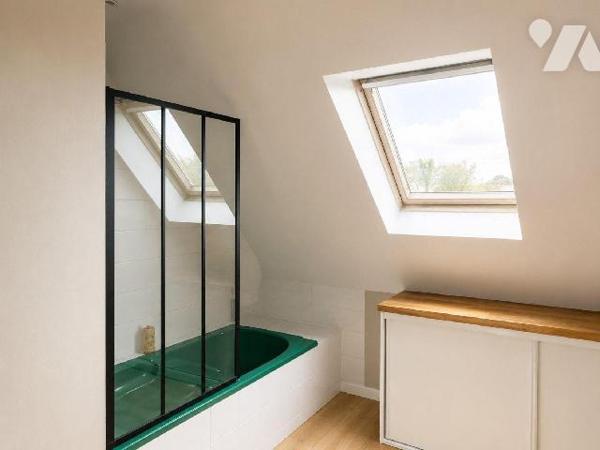 EXCLUSIVITÉ CHEUVREUX RENNES

Propriété de 311 m² habitables et 506 m² de surface utile, impl...
