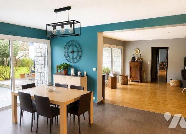 EXCLUSIVITÉ CHEUVREUX RENNES

Propriété de 311 m² habitables et 506 m² de surface utile, impl...