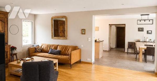 EXCLUSIVITÉ CHEUVREUX RENNES

Propriété de 311 m² habitables et 506 m² de surface utile, impl...