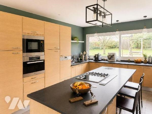 EXCLUSIVITÉ CHEUVREUX RENNES

Propriété de 311 m² habitables et 506 m² de surface utile, impl...