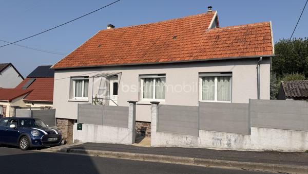 Tout a été pensé pour votre confort avec cette maison sur sous sol complet entièrement rénovée !
La proximité immédiate du centre ville et de toutes ses commodités (pole médical et pharmacie à 100 mètres) vous offre un confort de vie appréciable.
Tous les travaux réalisés, entre 2018 et 2025, ont permis d'améliorer les consommations énergétiques et le confort de vie de toute la famille. 
Isolation extérieure (bardage), les huisseries avec volets solaires, vmc, chaudière et poêle à bois.
Vous aurez le plaisir d'élaborer vos petits plats dans la superbe cuisine aménagée/équipée dans un style contemporain.
Pour continuer sur la touche épurée et fonctionnelle des espaces, vous bénéficiez d'une salle d'eau avec douche italienne.
vous profitez d'un espace de vie (séjour/salon) très lumineux, d'un peu plus de 30 m2, complètement relooké dans un esprit moderne et épuré du sol au plafond.
Côté pratique et fonctionnel : Aucunes marches dans la maison pour accéder aux deux chambres spacieuses (environ 15 m2 chacune) !
Le sous-sol propose des espaces de rangements non négligeables avec buanderie et atelier ainsi qu'un garage avec ouverture automatique de la porte.
Côté extérieur, c'est un véritable bonheur de s'installer sur la terrasse qui offre une jolie vue sur le jardin paysagé et agrémenté avec beaucoup de soin et de goût.
vous aurez le privilège de récolter vos propres légumes de saison grâce à un coin potager déjà prêt, parfait pour des moments de pure sérénité en plein air !