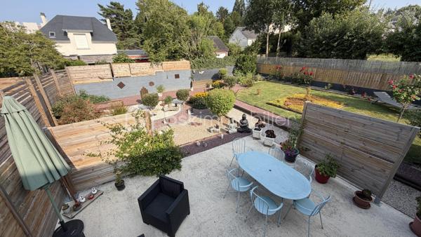 Tout a été pensé pour votre confort avec cette maison sur sous sol complet entièrement rénovée !
La proximité immédiate du centre ville et de toutes ses commodités (pole médical et pharmacie à 100 mètres) vous offre un confort de vie appréciable.
Tous les travaux réalisés, entre 2018 et 2025, ont permis d'améliorer les consommations énergétiques et le confort de vie de toute la famille. 
Isolation extérieure (bardage), les huisseries avec volets solaires, vmc, chaudière et poêle à bois.
Vous aurez le plaisir d'élaborer vos petits plats dans la superbe cuisine aménagée/équipée dans un style contemporain.
Pour continuer sur la touche épurée et fonctionnelle des espaces, vous bénéficiez d'une salle d'eau avec douche italienne.
vous profitez d'un espace de vie (séjour/salon) très lumineux, d'un peu plus de 30 m2, complètement relooké dans un esprit moderne et épuré du sol au plafond.
Côté pratique et fonctionnel : Aucunes marches dans la maison pour accéder aux deux chambres spacieuses (environ 15 m2 chacune) !
Le sous-sol propose des espaces de rangements non négligeables avec buanderie et atelier ainsi qu'un garage avec ouverture automatique de la porte.
Côté extérieur, c'est un véritable bonheur de s'installer sur la terrasse qui offre une jolie vue sur le jardin paysagé et agrémenté avec beaucoup de soin et de goût.
vous aurez le privilège de récolter vos propres légumes de saison grâce à un coin potager déjà prêt, parfait pour des moments de pure sérénité en plein air !