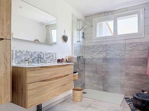 Tout a été pensé pour votre confort avec cette maison sur sous sol complet entièrement rénovée !
La proximité immédiate du centre ville et de toutes ses commodités (pole médical et pharmacie à 100 mètres) vous offre un confort de vie appréciable.
Tous les travaux réalisés, entre 2018 et 2025, ont permis d'améliorer les consommations énergétiques et le confort de vie de toute la famille. 
Isolation extérieure (bardage), les huisseries avec volets solaires, vmc, chaudière et poêle à bois.
Vous aurez le plaisir d'élaborer vos petits plats dans la superbe cuisine aménagée/équipée dans un style contemporain.
Pour continuer sur la touche épurée et fonctionnelle des espaces, vous bénéficiez d'une salle d'eau avec douche italienne.
vous profitez d'un espace de vie (séjour/salon) très lumineux, d'un peu plus de 30 m2, complètement relooké dans un esprit moderne et épuré du sol au plafond.
Côté pratique et fonctionnel : Aucunes marches dans la maison pour accéder aux deux chambres spacieuses (environ 15 m2 chacune) !
Le sous-sol propose des espaces de rangements non négligeables avec buanderie et atelier ainsi qu'un garage avec ouverture automatique de la porte.
Côté extérieur, c'est un véritable bonheur de s'installer sur la terrasse qui offre une jolie vue sur le jardin paysagé et agrémenté avec beaucoup de soin et de goût.
vous aurez le privilège de récolter vos propres légumes de saison grâce à un coin potager déjà prêt, parfait pour des moments de pure sérénité en plein air !