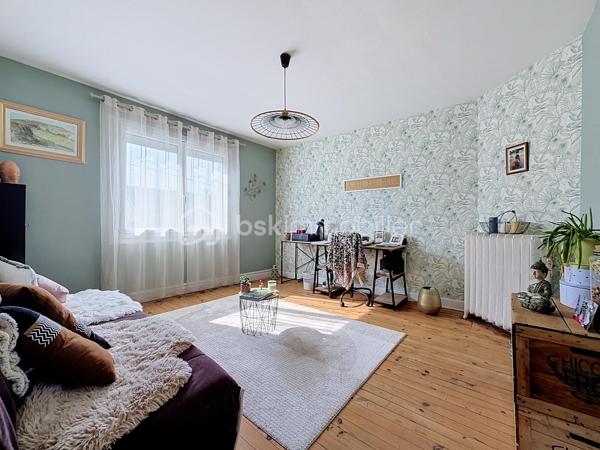 Tout a été pensé pour votre confort avec cette maison sur sous sol complet entièrement rénovée !
La proximité immédiate du centre ville et de toutes ses commodités (pole médical et pharmacie à 100 mètres) vous offre un confort de vie appréciable.
Tous les travaux réalisés, entre 2018 et 2025, ont permis d'améliorer les consommations énergétiques et le confort de vie de toute la famille. 
Isolation extérieure (bardage), les huisseries avec volets solaires, vmc, chaudière et poêle à bois.
Vous aurez le plaisir d'élaborer vos petits plats dans la superbe cuisine aménagée/équipée dans un style contemporain.
Pour continuer sur la touche épurée et fonctionnelle des espaces, vous bénéficiez d'une salle d'eau avec douche italienne.
vous profitez d'un espace de vie (séjour/salon) très lumineux, d'un peu plus de 30 m2, complètement relooké dans un esprit moderne et épuré du sol au plafond.
Côté pratique et fonctionnel : Aucunes marches dans la maison pour accéder aux deux chambres spacieuses (environ 15 m2 chacune) !
Le sous-sol propose des espaces de rangements non négligeables avec buanderie et atelier ainsi qu'un garage avec ouverture automatique de la porte.
Côté extérieur, c'est un véritable bonheur de s'installer sur la terrasse qui offre une jolie vue sur le jardin paysagé et agrémenté avec beaucoup de soin et de goût.
vous aurez le privilège de récolter vos propres légumes de saison grâce à un coin potager déjà prêt, parfait pour des moments de pure sérénité en plein air !
