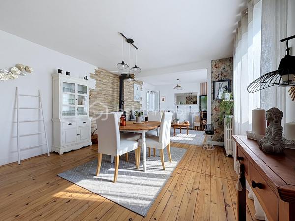 Tout a été pensé pour votre confort avec cette maison sur sous sol complet entièrement rénovée !
La proximité immédiate du centre ville et de toutes ses commodités (pole médical et pharmacie à 100 mètres) vous offre un confort de vie appréciable.
Tous les travaux réalisés, entre 2018 et 2025, ont permis d'améliorer les consommations énergétiques et le confort de vie de toute la famille. 
Isolation extérieure (bardage), les huisseries avec volets solaires, vmc, chaudière et poêle à bois.
Vous aurez le plaisir d'élaborer vos petits plats dans la superbe cuisine aménagée/équipée dans un style contemporain.
Pour continuer sur la touche épurée et fonctionnelle des espaces, vous bénéficiez d'une salle d'eau avec douche italienne.
vous profitez d'un espace de vie (séjour/salon) très lumineux, d'un peu plus de 30 m2, complètement relooké dans un esprit moderne et épuré du sol au plafond.
Côté pratique et fonctionnel : Aucunes marches dans la maison pour accéder aux deux chambres spacieuses (environ 15 m2 chacune) !
Le sous-sol propose des espaces de rangements non négligeables avec buanderie et atelier ainsi qu'un garage avec ouverture automatique de la porte.
Côté extérieur, c'est un véritable bonheur de s'installer sur la terrasse qui offre une jolie vue sur le jardin paysagé et agrémenté avec beaucoup de soin et de goût.
vous aurez le privilège de récolter vos propres légumes de saison grâce à un coin potager déjà prêt, parfait pour des moments de pure sérénité en plein air !