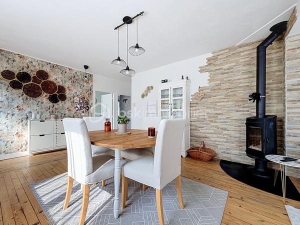 Tout a été pensé pour votre confort avec cette maison sur sous sol complet entièrement rénovée !
La proximité immédiate du centre ville et de toutes ses commodités (pole médical et pharmacie à 100 mètres) vous offre un confort de vie appréciable.
Tous les travaux réalisés, entre 2018 et 2025, ont permis d'améliorer les consommations énergétiques et le confort de vie de toute la famille. 
Isolation extérieure (bardage), les huisseries avec volets solaires, vmc, chaudière et poêle à bois.
Vous aurez le plaisir d'élaborer vos petits plats dans la superbe cuisine aménagée/équipée dans un style contemporain.
Pour continuer sur la touche épurée et fonctionnelle des espaces, vous bénéficiez d'une salle d'eau avec douche italienne.
vous profitez d'un espace de vie (séjour/salon) très lumineux, d'un peu plus de 30 m2, complètement relooké dans un esprit moderne et épuré du sol au plafond.
Côté pratique et fonctionnel : Aucunes marches dans la maison pour accéder aux deux chambres spacieuses (environ 15 m2 chacune) !
Le sous-sol propose des espaces de rangements non négligeables avec buanderie et atelier ainsi qu'un garage avec ouverture automatique de la porte.
Côté extérieur, c'est un véritable bonheur de s'installer sur la terrasse qui offre une jolie vue sur le jardin paysagé et agrémenté avec beaucoup de soin et de goût.
vous aurez le privilège de récolter vos propres légumes de saison grâce à un coin potager déjà prêt, parfait pour des moments de pure sérénité en plein air !