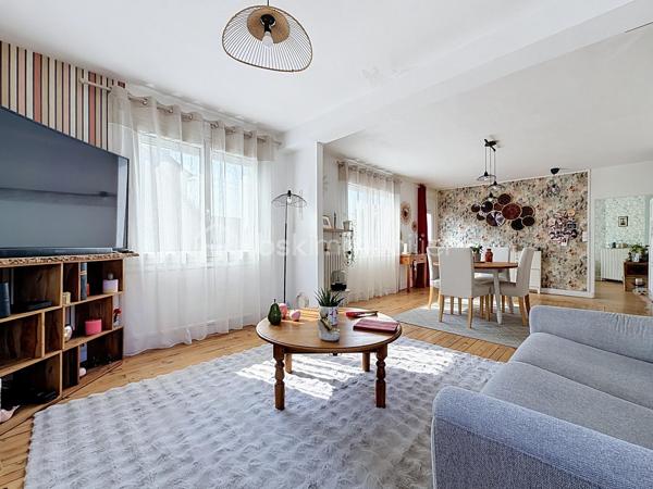 Tout a été pensé pour votre confort avec cette maison sur sous sol complet entièrement rénovée !
La proximité immédiate du centre ville et de toutes ses commodités (pole médical et pharmacie à 100 mètres) vous offre un confort de vie appréciable.
Tous les travaux réalisés, entre 2018 et 2025, ont permis d'améliorer les consommations énergétiques et le confort de vie de toute la famille. 
Isolation extérieure (bardage), les huisseries avec volets solaires, vmc, chaudière et poêle à bois.
Vous aurez le plaisir d'élaborer vos petits plats dans la superbe cuisine aménagée/équipée dans un style contemporain.
Pour continuer sur la touche épurée et fonctionnelle des espaces, vous bénéficiez d'une salle d'eau avec douche italienne.
vous profitez d'un espace de vie (séjour/salon) très lumineux, d'un peu plus de 30 m2, complètement relooké dans un esprit moderne et épuré du sol au plafond.
Côté pratique et fonctionnel : Aucunes marches dans la maison pour accéder aux deux chambres spacieuses (environ 15 m2 chacune) !
Le sous-sol propose des espaces de rangements non négligeables avec buanderie et atelier ainsi qu'un garage avec ouverture automatique de la porte.
Côté extérieur, c'est un véritable bonheur de s'installer sur la terrasse qui offre une jolie vue sur le jardin paysagé et agrémenté avec beaucoup de soin et de goût.
vous aurez le privilège de récolter vos propres légumes de saison grâce à un coin potager déjà prêt, parfait pour des moments de pure sérénité en plein air !