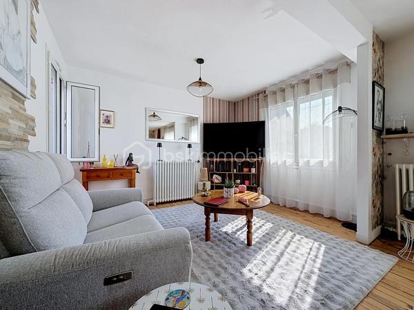 Tout a été pensé pour votre confort avec cette maison sur sous sol complet entièrement rénovée !
La proximité immédiate du centre ville et de toutes ses commodités (pole médical et pharmacie à 100 mètres) vous offre un confort de vie appréciable.
Tous les travaux réalisés, entre 2018 et 2025, ont permis d'améliorer les consommations énergétiques et le confort de vie de toute la famille. 
Isolation extérieure (bardage), les huisseries avec volets solaires, vmc, chaudière et poêle à bois.
Vous aurez le plaisir d'élaborer vos petits plats dans la superbe cuisine aménagée/équipée dans un style contemporain.
Pour continuer sur la touche épurée et fonctionnelle des espaces, vous bénéficiez d'une salle d'eau avec douche italienne.
vous profitez d'un espace de vie (séjour/salon) très lumineux, d'un peu plus de 30 m2, complètement relooké dans un esprit moderne et épuré du sol au plafond.
Côté pratique et fonctionnel : Aucunes marches dans la maison pour accéder aux deux chambres spacieuses (environ 15 m2 chacune) !
Le sous-sol propose des espaces de rangements non négligeables avec buanderie et atelier ainsi qu'un garage avec ouverture automatique de la porte.
Côté extérieur, c'est un véritable bonheur de s'installer sur la terrasse qui offre une jolie vue sur le jardin paysagé et agrémenté avec beaucoup de soin et de goût.
vous aurez le privilège de récolter vos propres légumes de saison grâce à un coin potager déjà prêt, parfait pour des moments de pure sérénité en plein air !