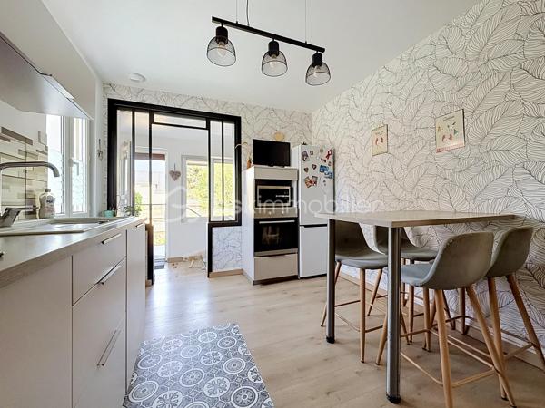 Tout a été pensé pour votre confort avec cette maison sur sous sol complet entièrement rénovée !
La proximité immédiate du centre ville et de toutes ses commodités (pole médical et pharmacie à 100 mètres) vous offre un confort de vie appréciable.
Tous les travaux réalisés, entre 2018 et 2025, ont permis d'améliorer les consommations énergétiques et le confort de vie de toute la famille. 
Isolation extérieure (bardage), les huisseries avec volets solaires, vmc, chaudière et poêle à bois.
Vous aurez le plaisir d'élaborer vos petits plats dans la superbe cuisine aménagée/équipée dans un style contemporain.
Pour continuer sur la touche épurée et fonctionnelle des espaces, vous bénéficiez d'une salle d'eau avec douche italienne.
vous profitez d'un espace de vie (séjour/salon) très lumineux, d'un peu plus de 30 m2, complètement relooké dans un esprit moderne et épuré du sol au plafond.
Côté pratique et fonctionnel : Aucunes marches dans la maison pour accéder aux deux chambres spacieuses (environ 15 m2 chacune) !
Le sous-sol propose des espaces de rangements non négligeables avec buanderie et atelier ainsi qu'un garage avec ouverture automatique de la porte.
Côté extérieur, c'est un véritable bonheur de s'installer sur la terrasse qui offre une jolie vue sur le jardin paysagé et agrémenté avec beaucoup de soin et de goût.
vous aurez le privilège de récolter vos propres légumes de saison grâce à un coin potager déjà prêt, parfait pour des moments de pure sérénité en plein air !