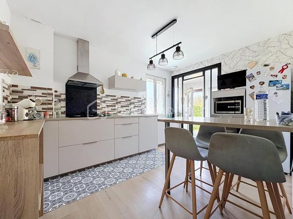 Tout a été pensé pour votre confort avec cette maison sur sous sol complet entièrement rénovée !
La proximité immédiate du centre ville et de toutes ses commodités (pole médical et pharmacie à 100 mètres) vous offre un confort de vie appréciable.
Tous les travaux réalisés, entre 2018 et 2025, ont permis d'améliorer les consommations énergétiques et le confort de vie de toute la famille. 
Isolation extérieure (bardage), les huisseries avec volets solaires, vmc, chaudière et poêle à bois.
Vous aurez le plaisir d'élaborer vos petits plats dans la superbe cuisine aménagée/équipée dans un style contemporain.
Pour continuer sur la touche épurée et fonctionnelle des espaces, vous bénéficiez d'une salle d'eau avec douche italienne.
vous profitez d'un espace de vie (séjour/salon) très lumineux, d'un peu plus de 30 m2, complètement relooké dans un esprit moderne et épuré du sol au plafond.
Côté pratique et fonctionnel : Aucunes marches dans la maison pour accéder aux deux chambres spacieuses (environ 15 m2 chacune) !
Le sous-sol propose des espaces de rangements non négligeables avec buanderie et atelier ainsi qu'un garage avec ouverture automatique de la porte.
Côté extérieur, c'est un véritable bonheur de s'installer sur la terrasse qui offre une jolie vue sur le jardin paysagé et agrémenté avec beaucoup de soin et de goût.
vous aurez le privilège de récolter vos propres légumes de saison grâce à un coin potager déjà prêt, parfait pour des moments de pure sérénité en plein air !