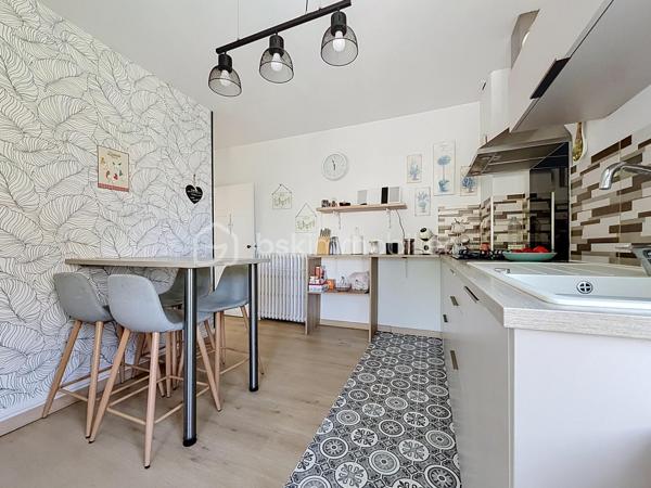 Tout a été pensé pour votre confort avec cette maison sur sous sol complet entièrement rénovée !
La proximité immédiate du centre ville et de toutes ses commodités (pole médical et pharmacie à 100 mètres) vous offre un confort de vie appréciable.
Tous les travaux réalisés, entre 2018 et 2025, ont permis d'améliorer les consommations énergétiques et le confort de vie de toute la famille. 
Isolation extérieure (bardage), les huisseries avec volets solaires, vmc, chaudière et poêle à bois.
Vous aurez le plaisir d'élaborer vos petits plats dans la superbe cuisine aménagée/équipée dans un style contemporain.
Pour continuer sur la touche épurée et fonctionnelle des espaces, vous bénéficiez d'une salle d'eau avec douche italienne.
vous profitez d'un espace de vie (séjour/salon) très lumineux, d'un peu plus de 30 m2, complètement relooké dans un esprit moderne et épuré du sol au plafond.
Côté pratique et fonctionnel : Aucunes marches dans la maison pour accéder aux deux chambres spacieuses (environ 15 m2 chacune) !
Le sous-sol propose des espaces de rangements non négligeables avec buanderie et atelier ainsi qu'un garage avec ouverture automatique de la porte.
Côté extérieur, c'est un véritable bonheur de s'installer sur la terrasse qui offre une jolie vue sur le jardin paysagé et agrémenté avec beaucoup de soin et de goût.
vous aurez le privilège de récolter vos propres légumes de saison grâce à un coin potager déjà prêt, parfait pour des moments de pure sérénité en plein air !