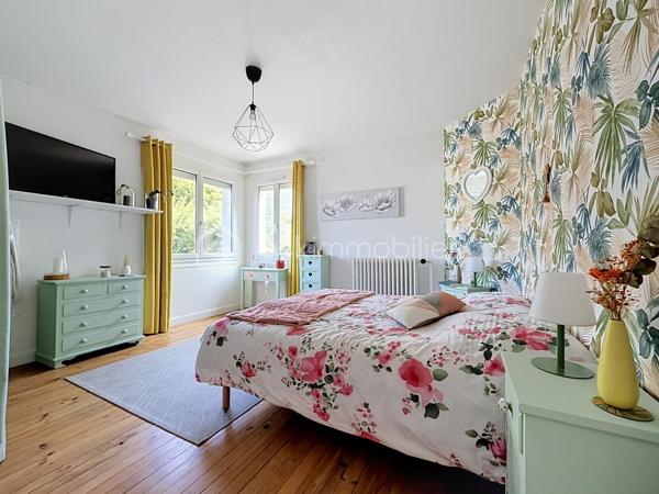 Tout a été pensé pour votre confort avec cette maison sur sous sol complet entièrement rénovée !
La proximité immédiate du centre ville et de toutes ses commodités (pole médical et pharmacie à 100 mètres) vous offre un confort de vie appréciable.
Tous les travaux réalisés, entre 2018 et 2025, ont permis d'améliorer les consommations énergétiques et le confort de vie de toute la famille. 
Isolation extérieure (bardage), les huisseries avec volets solaires, vmc, chaudière et poêle à bois.
Vous aurez le plaisir d'élaborer vos petits plats dans la superbe cuisine aménagée/équipée dans un style contemporain.
Pour continuer sur la touche épurée et fonctionnelle des espaces, vous bénéficiez d'une salle d'eau avec douche italienne.
vous profitez d'un espace de vie (séjour/salon) très lumineux, d'un peu plus de 30 m2, complètement relooké dans un esprit moderne et épuré du sol au plafond.
Côté pratique et fonctionnel : Aucunes marches dans la maison pour accéder aux deux chambres spacieuses (environ 15 m2 chacune) !
Le sous-sol propose des espaces de rangements non négligeables avec buanderie et atelier ainsi qu'un garage avec ouverture automatique de la porte.
Côté extérieur, c'est un véritable bonheur de s'installer sur la terrasse qui offre une jolie vue sur le jardin paysagé et agrémenté avec beaucoup de soin et de goût.
vous aurez le privilège de récolter vos propres légumes de saison grâce à un coin potager déjà prêt, parfait pour des moments de pure sérénité en plein air !