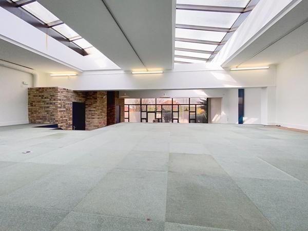 Local professionnel, Bureau  style Loft lumineux de 130 m2, espace vert 100m2