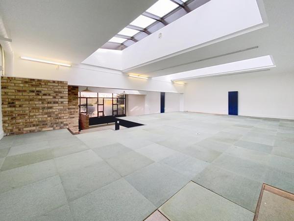 Local professionnel, Bureau  style Loft lumineux de 130 m2, espace vert 100m2