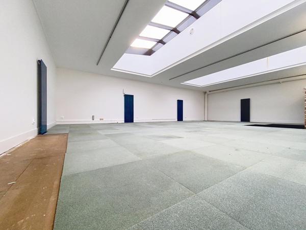 Local professionnel, Bureau  style Loft lumineux de 130 m2, espace vert 100m2