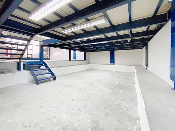 Local professionnel, Bureau  style Loft lumineux de 130 m2, espace vert 100m2