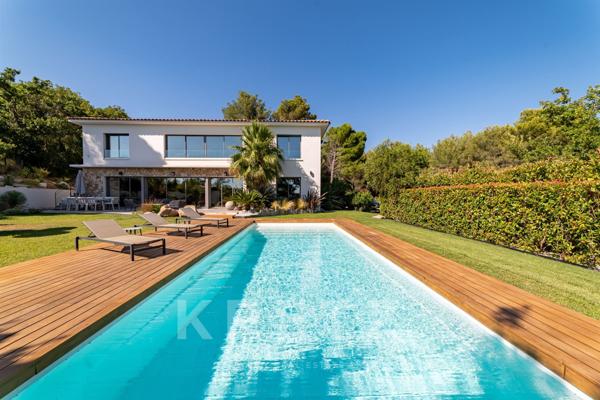 Aix-en-Provence – Villa contemporaine neuve de 220 m2 , 4. chambres, avec vue panoramique exceptionn