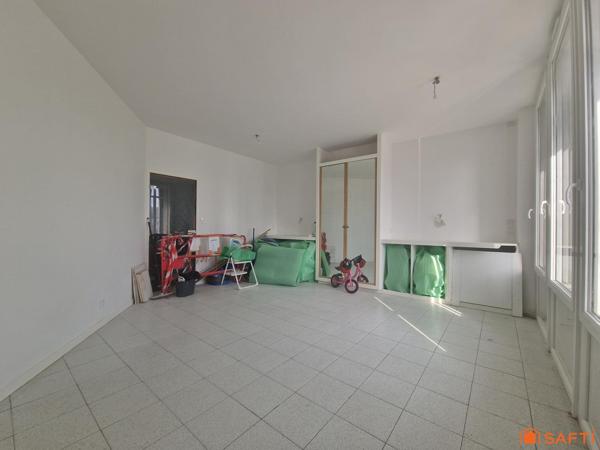 Beau Duplex avec Fort Potentiel – Habitation ou Local Pro + Garages + Cave