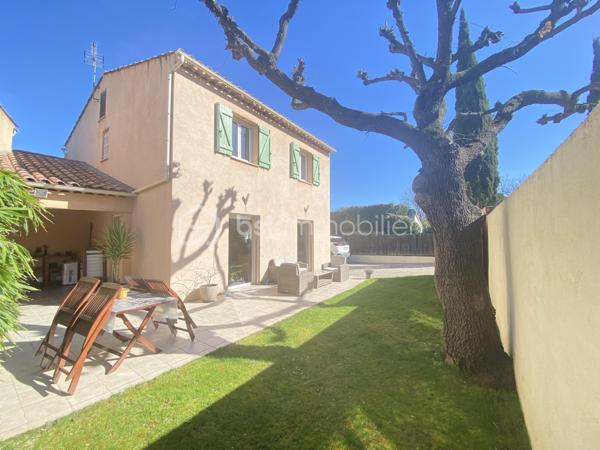 Découvrez cette magnifique villa de 2015, nichée dans un quartier résidentiel paisible à Aix-en-Provence. Avec 94,31 m² de surface habitable, cette demeure sans mitoyenneté offre calme et sérénité.

Cette villa charmante propose 4 pièces spacieuses, dont 3 chambres lumineuses et 1 salles d'eau moderne. Profitez d'un séjour confortable et d'une cuisine équipée pour des moments de convivialité. La villa dispose d'une magnifique terrasse orientée plein sud pour des après-midis ensoleillés, sans vis-à-vis.

Ce bien d'exception est équipé d'un chauffage individuel électrique, d'un vitrage double, d'un interphone et d'un système d'arrosage automatique et d'un grand garage. Située à proximité des commodités essentielles et exempts de travaux à prévoir, cette villa est libre de toute occupation.

Sa taxe foncière s'élève à 1754 €. Contactez Caroline DIEDHIOU pour une visite!