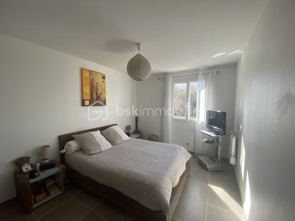 Découvrez cette magnifique villa de 2015, nichée dans un quartier résidentiel paisible à Aix-en-Provence. Avec 94,31 m² de surface habitable, cette demeure sans mitoyenneté offre calme et sérénité.

Cette villa charmante propose 4 pièces spacieuses, dont 3 chambres lumineuses et 1 salles d'eau moderne. Profitez d'un séjour confortable et d'une cuisine équipée pour des moments de convivialité. La villa dispose d'une magnifique terrasse orientée plein sud pour des après-midis ensoleillés, sans vis-à-vis.

Ce bien d'exception est équipé d'un chauffage individuel électrique, d'un vitrage double, d'un interphone et d'un système d'arrosage automatique et d'un grand garage. Située à proximité des commodités essentielles et exempts de travaux à prévoir, cette villa est libre de toute occupation.

Sa taxe foncière s'élève à 1754 €. Contactez Caroline DIEDHIOU pour une visite!