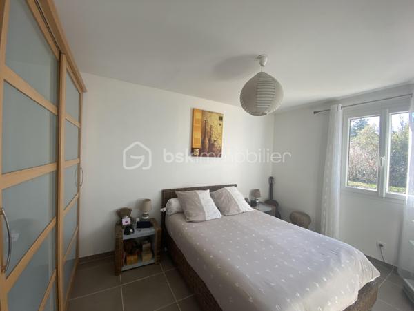 Découvrez cette magnifique villa de 2015, nichée dans un quartier résidentiel paisible à Aix-en-Provence. Avec 94,31 m² de surface habitable, cette demeure sans mitoyenneté offre calme et sérénité.

Cette villa charmante propose 4 pièces spacieuses, dont 3 chambres lumineuses et 1 salles d'eau moderne. Profitez d'un séjour confortable et d'une cuisine équipée pour des moments de convivialité. La villa dispose d'une magnifique terrasse orientée plein sud pour des après-midis ensoleillés, sans vis-à-vis.

Ce bien d'exception est équipé d'un chauffage individuel électrique, d'un vitrage double, d'un interphone et d'un système d'arrosage automatique et d'un grand garage. Située à proximité des commodités essentielles et exempts de travaux à prévoir, cette villa est libre de toute occupation.

Sa taxe foncière s'élève à 1754 €. Contactez Caroline DIEDHIOU pour une visite!