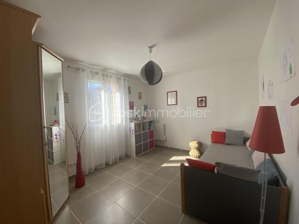 Découvrez cette magnifique villa de 2015, nichée dans un quartier résidentiel paisible à Aix-en-Provence. Avec 94,31 m² de surface habitable, cette demeure sans mitoyenneté offre calme et sérénité.

Cette villa charmante propose 4 pièces spacieuses, dont 3 chambres lumineuses et 1 salles d'eau moderne. Profitez d'un séjour confortable et d'une cuisine équipée pour des moments de convivialité. La villa dispose d'une magnifique terrasse orientée plein sud pour des après-midis ensoleillés, sans vis-à-vis.

Ce bien d'exception est équipé d'un chauffage individuel électrique, d'un vitrage double, d'un interphone et d'un système d'arrosage automatique et d'un grand garage. Située à proximité des commodités essentielles et exempts de travaux à prévoir, cette villa est libre de toute occupation.

Sa taxe foncière s'élève à 1754 €. Contactez Caroline DIEDHIOU pour une visite!
