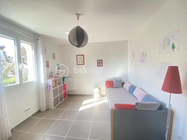 Découvrez cette magnifique villa de 2015, nichée dans un quartier résidentiel paisible à Aix-en-Provence. Avec 94,31 m² de surface habitable, cette demeure sans mitoyenneté offre calme et sérénité.

Cette villa charmante propose 4 pièces spacieuses, dont 3 chambres lumineuses et 1 salles d'eau moderne. Profitez d'un séjour confortable et d'une cuisine équipée pour des moments de convivialité. La villa dispose d'une magnifique terrasse orientée plein sud pour des après-midis ensoleillés, sans vis-à-vis.

Ce bien d'exception est équipé d'un chauffage individuel électrique, d'un vitrage double, d'un interphone et d'un système d'arrosage automatique et d'un grand garage. Située à proximité des commodités essentielles et exempts de travaux à prévoir, cette villa est libre de toute occupation.

Sa taxe foncière s'élève à 1754 €. Contactez Caroline DIEDHIOU pour une visite!