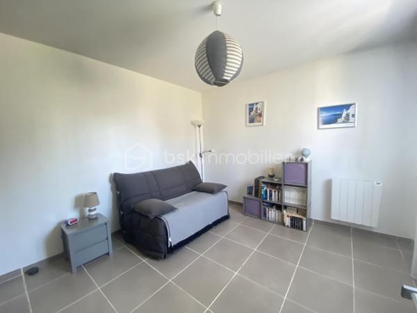 Découvrez cette magnifique villa de 2015, nichée dans un quartier résidentiel paisible à Aix-en-Provence. Avec 94,31 m² de surface habitable, cette demeure sans mitoyenneté offre calme et sérénité.

Cette villa charmante propose 4 pièces spacieuses, dont 3 chambres lumineuses et 1 salles d'eau moderne. Profitez d'un séjour confortable et d'une cuisine équipée pour des moments de convivialité. La villa dispose d'une magnifique terrasse orientée plein sud pour des après-midis ensoleillés, sans vis-à-vis.

Ce bien d'exception est équipé d'un chauffage individuel électrique, d'un vitrage double, d'un interphone et d'un système d'arrosage automatique et d'un grand garage. Située à proximité des commodités essentielles et exempts de travaux à prévoir, cette villa est libre de toute occupation.

Sa taxe foncière s'élève à 1754 €. Contactez Caroline DIEDHIOU pour une visite!