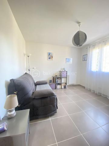 Découvrez cette magnifique villa de 2015, nichée dans un quartier résidentiel paisible à Aix-en-Provence. Avec 94,31 m² de surface habitable, cette demeure sans mitoyenneté offre calme et sérénité.

Cette villa charmante propose 4 pièces spacieuses, dont 3 chambres lumineuses et 1 salles d'eau moderne. Profitez d'un séjour confortable et d'une cuisine équipée pour des moments de convivialité. La villa dispose d'une magnifique terrasse orientée plein sud pour des après-midis ensoleillés, sans vis-à-vis.

Ce bien d'exception est équipé d'un chauffage individuel électrique, d'un vitrage double, d'un interphone et d'un système d'arrosage automatique et d'un grand garage. Située à proximité des commodités essentielles et exempts de travaux à prévoir, cette villa est libre de toute occupation.

Sa taxe foncière s'élève à 1754 €. Contactez Caroline DIEDHIOU pour une visite!