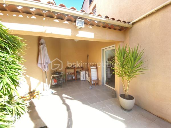 Découvrez cette magnifique villa de 2015, nichée dans un quartier résidentiel paisible à Aix-en-Provence. Avec 94,31 m² de surface habitable, cette demeure sans mitoyenneté offre calme et sérénité.

Cette villa charmante propose 4 pièces spacieuses, dont 3 chambres lumineuses et 1 salles d'eau moderne. Profitez d'un séjour confortable et d'une cuisine équipée pour des moments de convivialité. La villa dispose d'une magnifique terrasse orientée plein sud pour des après-midis ensoleillés, sans vis-à-vis.

Ce bien d'exception est équipé d'un chauffage individuel électrique, d'un vitrage double, d'un interphone et d'un système d'arrosage automatique et d'un grand garage. Située à proximité des commodités essentielles et exempts de travaux à prévoir, cette villa est libre de toute occupation.

Sa taxe foncière s'élève à 1754 €. Contactez Caroline DIEDHIOU pour une visite!