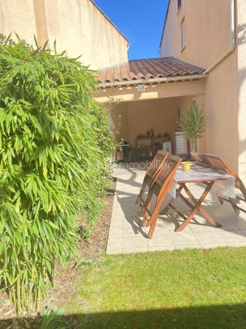 Découvrez cette magnifique villa de 2015, nichée dans un quartier résidentiel paisible à Aix-en-Provence. Avec 94,31 m² de surface habitable, cette demeure sans mitoyenneté offre calme et sérénité.

Cette villa charmante propose 4 pièces spacieuses, dont 3 chambres lumineuses et 1 salles d'eau moderne. Profitez d'un séjour confortable et d'une cuisine équipée pour des moments de convivialité. La villa dispose d'une magnifique terrasse orientée plein sud pour des après-midis ensoleillés, sans vis-à-vis.

Ce bien d'exception est équipé d'un chauffage individuel électrique, d'un vitrage double, d'un interphone et d'un système d'arrosage automatique et d'un grand garage. Située à proximité des commodités essentielles et exempts de travaux à prévoir, cette villa est libre de toute occupation.

Sa taxe foncière s'élève à 1754 €. Contactez Caroline DIEDHIOU pour une visite!