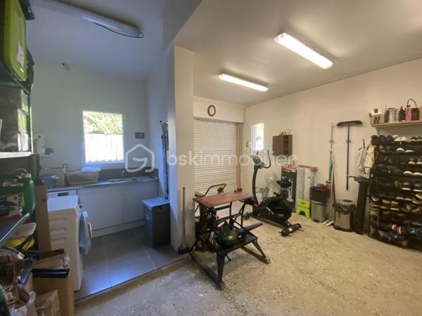 Découvrez cette magnifique villa de 2015, nichée dans un quartier résidentiel paisible à Aix-en-Provence. Avec 94,31 m² de surface habitable, cette demeure sans mitoyenneté offre calme et sérénité.

Cette villa charmante propose 4 pièces spacieuses, dont 3 chambres lumineuses et 1 salles d'eau moderne. Profitez d'un séjour confortable et d'une cuisine équipée pour des moments de convivialité. La villa dispose d'une magnifique terrasse orientée plein sud pour des après-midis ensoleillés, sans vis-à-vis.

Ce bien d'exception est équipé d'un chauffage individuel électrique, d'un vitrage double, d'un interphone et d'un système d'arrosage automatique et d'un grand garage. Située à proximité des commodités essentielles et exempts de travaux à prévoir, cette villa est libre de toute occupation.

Sa taxe foncière s'élève à 1754 €. Contactez Caroline DIEDHIOU pour une visite!