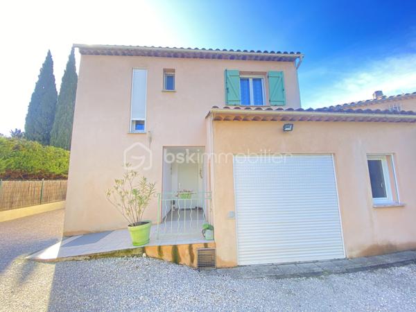 Découvrez cette magnifique villa de 2015, nichée dans un quartier résidentiel paisible à Aix-en-Provence. Avec 94,31 m² de surface habitable, cette demeure sans mitoyenneté offre calme et sérénité.

Cette villa charmante propose 4 pièces spacieuses, dont 3 chambres lumineuses et 1 salles d'eau moderne. Profitez d'un séjour confortable et d'une cuisine équipée pour des moments de convivialité. La villa dispose d'une magnifique terrasse orientée plein sud pour des après-midis ensoleillés, sans vis-à-vis.

Ce bien d'exception est équipé d'un chauffage individuel électrique, d'un vitrage double, d'un interphone et d'un système d'arrosage automatique et d'un grand garage. Située à proximité des commodités essentielles et exempts de travaux à prévoir, cette villa est libre de toute occupation.

Sa taxe foncière s'élève à 1754 €. Contactez Caroline DIEDHIOU pour une visite!