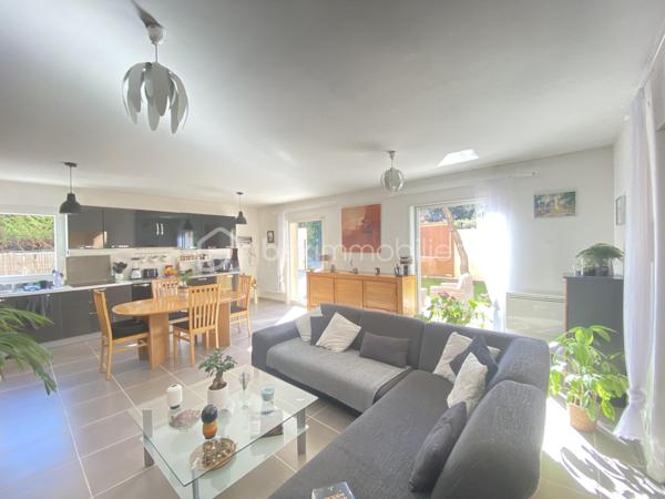 Découvrez cette magnifique villa de 2015, nichée dans un quartier résidentiel paisible à Aix-en-Provence. Avec 94,31 m² de surface habitable, cette demeure sans mitoyenneté offre calme et sérénité.

Cette villa charmante propose 4 pièces spacieuses, dont 3 chambres lumineuses et 1 salles d'eau moderne. Profitez d'un séjour confortable et d'une cuisine équipée pour des moments de convivialité. La villa dispose d'une magnifique terrasse orientée plein sud pour des après-midis ensoleillés, sans vis-à-vis.

Ce bien d'exception est équipé d'un chauffage individuel électrique, d'un vitrage double, d'un interphone et d'un système d'arrosage automatique et d'un grand garage. Située à proximité des commodités essentielles et exempts de travaux à prévoir, cette villa est libre de toute occupation.

Sa taxe foncière s'élève à 1754 €. Contactez Caroline DIEDHIOU pour une visite!