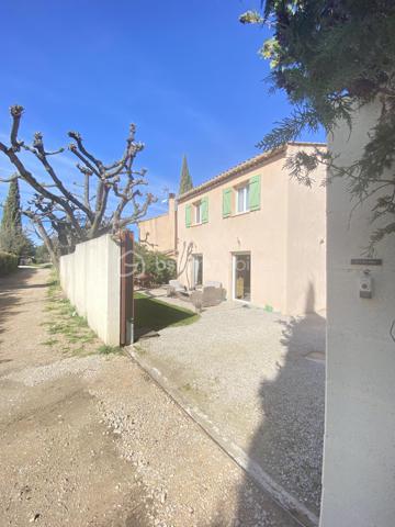 Découvrez cette magnifique villa de 2015, nichée dans un quartier résidentiel paisible à Aix-en-Provence. Avec 94,31 m² de surface habitable, cette demeure sans mitoyenneté offre calme et sérénité.

Cette villa charmante propose 4 pièces spacieuses, dont 3 chambres lumineuses et 1 salles d'eau moderne. Profitez d'un séjour confortable et d'une cuisine équipée pour des moments de convivialité. La villa dispose d'une magnifique terrasse orientée plein sud pour des après-midis ensoleillés, sans vis-à-vis.

Ce bien d'exception est équipé d'un chauffage individuel électrique, d'un vitrage double, d'un interphone et d'un système d'arrosage automatique et d'un grand garage. Située à proximité des commodités essentielles et exempts de travaux à prévoir, cette villa est libre de toute occupation.

Sa taxe foncière s'élève à 1754 €. Contactez Caroline DIEDHIOU pour une visite!