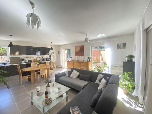 Découvrez cette magnifique villa de 2015, nichée dans un quartier résidentiel paisible à Aix-en-Provence. Avec 94,31 m² de surface habitable, cette demeure sans mitoyenneté offre calme et sérénité.

Cette villa charmante propose 4 pièces spacieuses, dont 3 chambres lumineuses et 1 salles d'eau moderne. Profitez d'un séjour confortable et d'une cuisine équipée pour des moments de convivialité. La villa dispose d'une magnifique terrasse orientée plein sud pour des après-midis ensoleillés, sans vis-à-vis.

Ce bien d'exception est équipé d'un chauffage individuel électrique, d'un vitrage double, d'un interphone et d'un système d'arrosage automatique et d'un grand garage. Située à proximité des commodités essentielles et exempts de travaux à prévoir, cette villa est libre de toute occupation.

Sa taxe foncière s'élève à 1754 €. Contactez Caroline DIEDHIOU pour une visite!