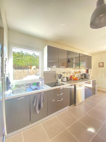Découvrez cette magnifique villa de 2015, nichée dans un quartier résidentiel paisible à Aix-en-Provence. Avec 94,31 m² de surface habitable, cette demeure sans mitoyenneté offre calme et sérénité.

Cette villa charmante propose 4 pièces spacieuses, dont 3 chambres lumineuses et 1 salles d'eau moderne. Profitez d'un séjour confortable et d'une cuisine équipée pour des moments de convivialité. La villa dispose d'une magnifique terrasse orientée plein sud pour des après-midis ensoleillés, sans vis-à-vis.

Ce bien d'exception est équipé d'un chauffage individuel électrique, d'un vitrage double, d'un interphone et d'un système d'arrosage automatique et d'un grand garage. Située à proximité des commodités essentielles et exempts de travaux à prévoir, cette villa est libre de toute occupation.

Sa taxe foncière s'élève à 1754 €. Contactez Caroline DIEDHIOU pour une visite!