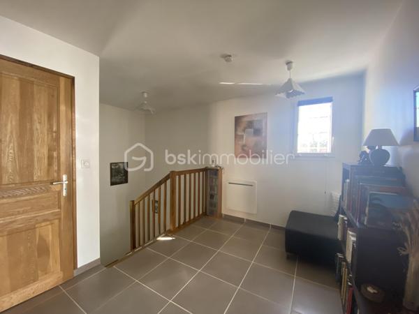 Découvrez cette magnifique villa de 2015, nichée dans un quartier résidentiel paisible à Aix-en-Provence. Avec 94,31 m² de surface habitable, cette demeure sans mitoyenneté offre calme et sérénité.

Cette villa charmante propose 4 pièces spacieuses, dont 3 chambres lumineuses et 1 salles d'eau moderne. Profitez d'un séjour confortable et d'une cuisine équipée pour des moments de convivialité. La villa dispose d'une magnifique terrasse orientée plein sud pour des après-midis ensoleillés, sans vis-à-vis.

Ce bien d'exception est équipé d'un chauffage individuel électrique, d'un vitrage double, d'un interphone et d'un système d'arrosage automatique et d'un grand garage. Située à proximité des commodités essentielles et exempts de travaux à prévoir, cette villa est libre de toute occupation.

Sa taxe foncière s'élève à 1754 €. Contactez Caroline DIEDHIOU pour une visite!