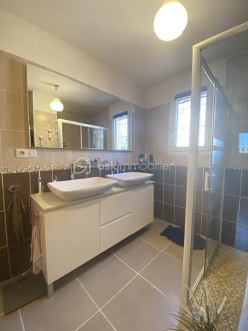 Découvrez cette magnifique villa de 2015, nichée dans un quartier résidentiel paisible à Aix-en-Provence. Avec 94,31 m² de surface habitable, cette demeure sans mitoyenneté offre calme et sérénité.

Cette villa charmante propose 4 pièces spacieuses, dont 3 chambres lumineuses et 1 salles d'eau moderne. Profitez d'un séjour confortable et d'une cuisine équipée pour des moments de convivialité. La villa dispose d'une magnifique terrasse orientée plein sud pour des après-midis ensoleillés, sans vis-à-vis.

Ce bien d'exception est équipé d'un chauffage individuel électrique, d'un vitrage double, d'un interphone et d'un système d'arrosage automatique et d'un grand garage. Située à proximité des commodités essentielles et exempts de travaux à prévoir, cette villa est libre de toute occupation.

Sa taxe foncière s'élève à 1754 €. Contactez Caroline DIEDHIOU pour une visite!
