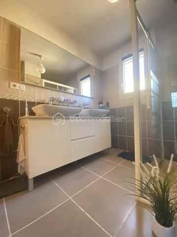 Découvrez cette magnifique villa de 2015, nichée dans un quartier résidentiel paisible à Aix-en-Provence. Avec 94,31 m² de surface habitable, cette demeure sans mitoyenneté offre calme et sérénité.

Cette villa charmante propose 4 pièces spacieuses, dont 3 chambres lumineuses et 1 salles d'eau moderne. Profitez d'un séjour confortable et d'une cuisine équipée pour des moments de convivialité. La villa dispose d'une magnifique terrasse orientée plein sud pour des après-midis ensoleillés, sans vis-à-vis.

Ce bien d'exception est équipé d'un chauffage individuel électrique, d'un vitrage double, d'un interphone et d'un système d'arrosage automatique et d'un grand garage. Située à proximité des commodités essentielles et exempts de travaux à prévoir, cette villa est libre de toute occupation.

Sa taxe foncière s'élève à 1754 €. Contactez Caroline DIEDHIOU pour une visite!
